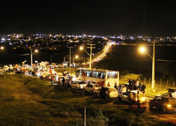 Após comício de Assis e Alex em Goiabeira, grande carreata é formada para entrar na cidade