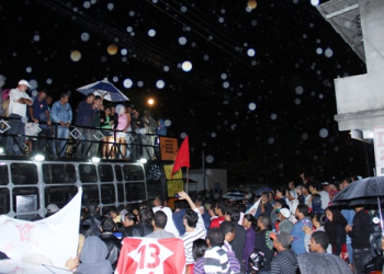 Coité: nem mesmo a chuva afastou a multidão que deseja ver Assis moralizar a prefeitura