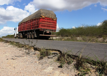 Trecho da BR 324 entre Capim Grosso e Serrolândia necessita de reforma