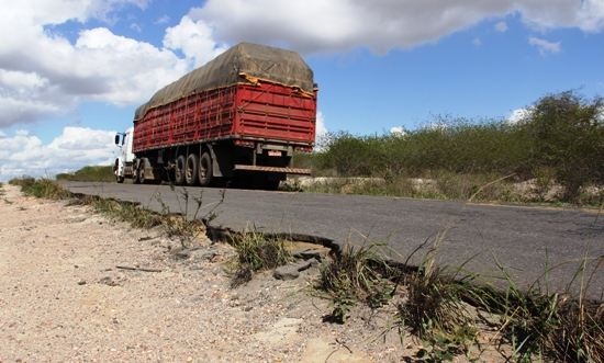 Trecho da BR 324 entre Capim Grosso e Serrolândia necessita de reforma