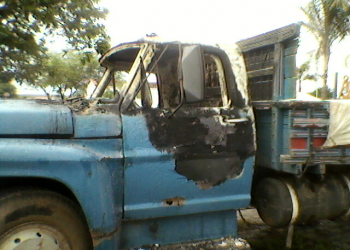 Caminhão tem cabine destruída pelo fogo próximo a posto de combustível  em Riachão do Jacuípe