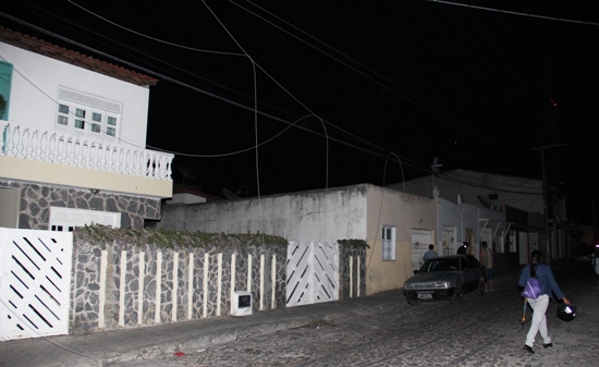 Coité: rede de alta tensão se rompe e provoca apagão em grande área do centro da cidade