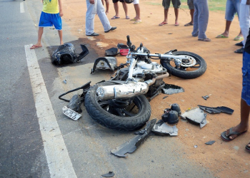 Tucano: moto cai na pista e Hilux passa por cima, motociclista sobrevive