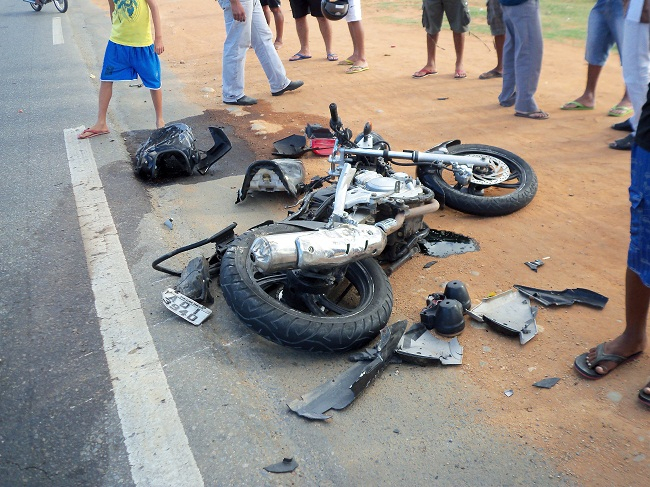 Tucano: moto cai na pista e Hilux passa por cima, motociclista sobrevive
