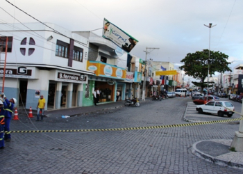 Placa de academia de musculação desaba e atinge fios da rede elétrica