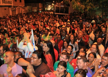 Coité: noite de festa e emoção no Açudinho com a presença de Renato