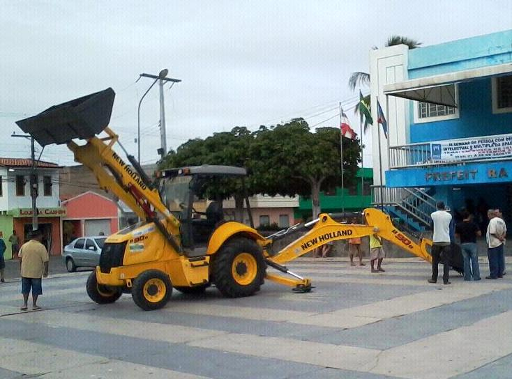 Prefeitura de Valente adquiri retroescavadeira nova em parceria com a CAR