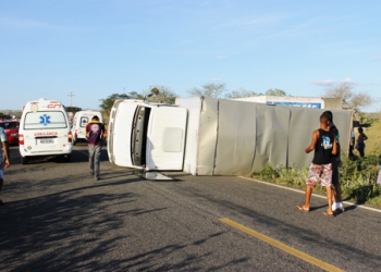 No dia do aniversário caminhoneiro sai ileso de acidente na BA 120