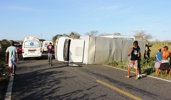 No dia do aniversário caminhoneiro sai ileso de acidente na BA 120