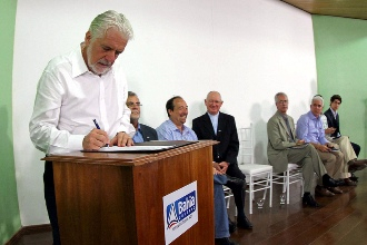 Wagner autoriza,em Feira de Santana,início da construção de teatro e complementação de avenida de 8,1 km