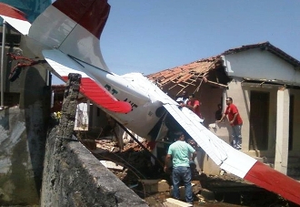 Avião bimotor cai e atinge casa em Tapiramutá