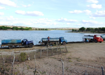 Água poluída do Açude de Itaurandi vem ‘matando’ a sede dos animais de várias cidades da região sisaleira