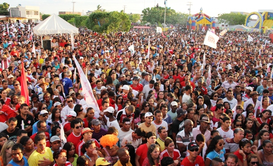 Multidão jamais vista em Bandiaçu e mega carreata marcam o domingo de Assis e Alex