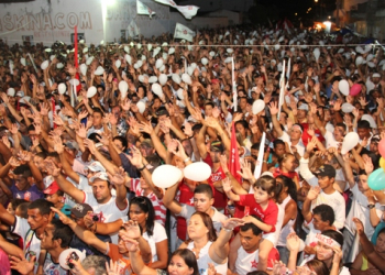 Motociata de mulheres e Comício da Paz em Santa Rosa marcaram o domingo de Assis e Alex