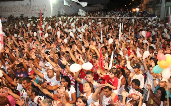 Motociata de mulheres e Comício da Paz em Santa Rosa marcaram o domingo de Assis e Alex