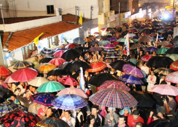 “Liberdade! Liberdade!”, grita o povo de Coité debaixo de chuva