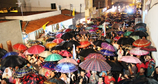 “Liberdade! Liberdade!”, grita o povo de Coité debaixo de chuva