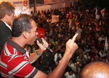 “Eles podem pisotear uma flor, destruir o jardim, mas jamais impedirão a chegada da primavera.” Assis na Rua Duque de Caxias