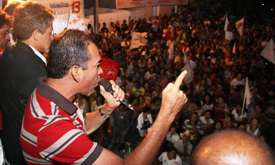 “Eles podem pisotear uma flor, destruir o jardim, mas jamais impedirão a chegada da primavera.” Assis na Rua Duque de Caxias