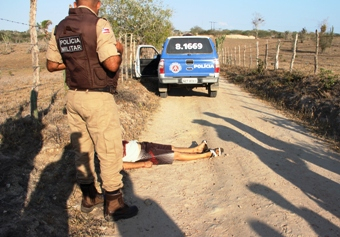 Corpo de jovem é encontrado crivado de balas em estrada vicinal de Coité