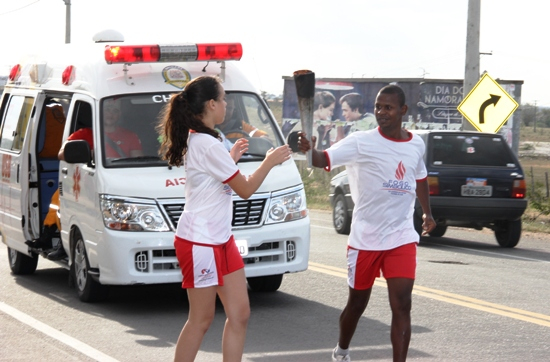 Corrida do Fogo Simbólico acontece com número reduzido de atletas