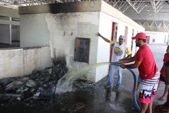Coité: incêndio em cabine de fibra de vidro levou pânico às pessoas que estavam na rodoviária