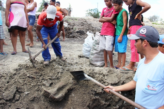 Santaluz: moradores de Lagoa Escura encontram ossadas que podem ser de animais pré-históricos
