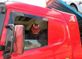 Motorista é preso usando máscara do diabo