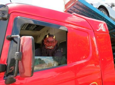 Motorista é preso usando máscara do diabo