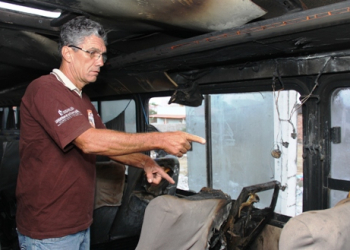 Ônibus por pouco não é destruído pelo fogo durante comício na zona rural de Riachão do Jacuípe
