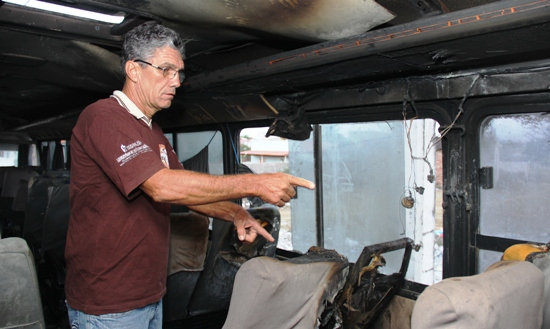 Ônibus por pouco não é destruído pelo fogo durante comício na zona rural de Riachão do Jacuípe