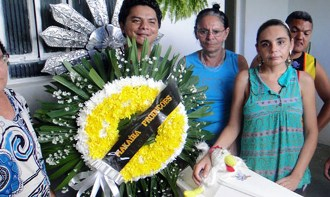 Quase mil pessoas participam de enterro de galinha de estimação na Paraíba.