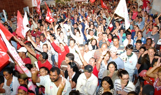 Bairro que foi totalmente pavimentado recebe vista de Renato