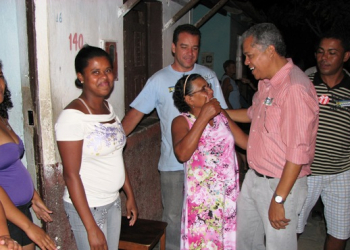 Visitas à comunidade de São Roque e participação na semana dos evangélicos marcam a noite de Renato