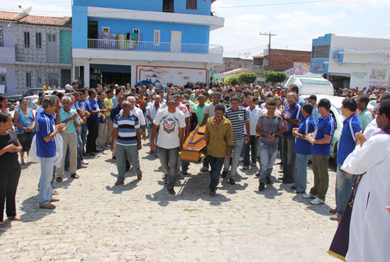 Com a presença de grupo do Terço dos Homens e colegas da São Mateus, Zé Rivaldo é sepultado em Coité