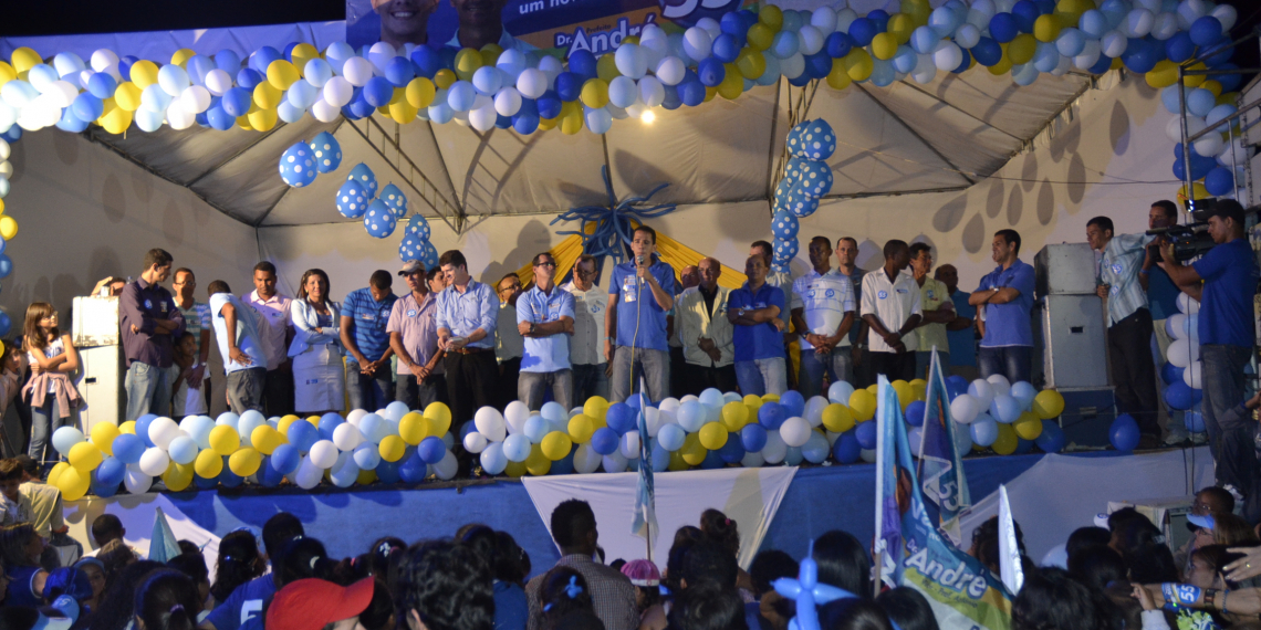 Comício histórico encerra campanha de Dr. André para prefeito de Retirolândia