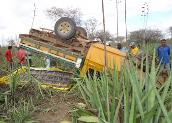 Caminhonete capota na zona rural de Araci, mata duas pessoas e deixa dez feridas