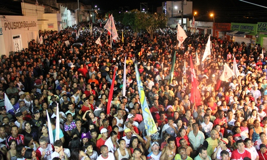 Milhares de pessoas acompanham Assis até Salgadália para agradecer os votos
