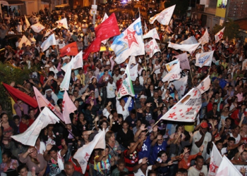 População canta no Bairro Mariquinha de Dodô e Avenida 7 de Julho que está chegando a hora da vitória de Assis