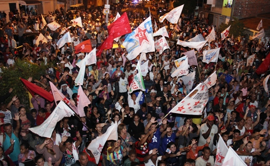 População canta no Bairro Mariquinha de Dodô e Avenida 7 de Julho que está chegando a hora da vitória de Assis