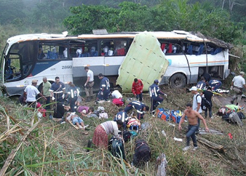 Ônibus capota na BR 030 e deixa 40 passageiros feridos