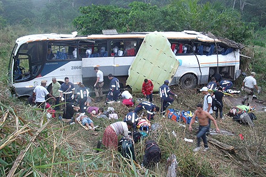 Ônibus capota na BR 030 e deixa 40 passageiros feridos
