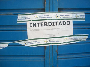 Fiscais da ANVISA interditam doze farmácias