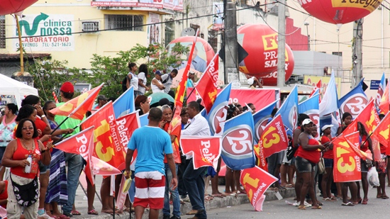 Bandeiras de Pelegrino e ACM Neto se misturam para receber Lula em Paripe