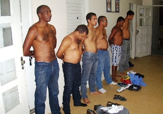 PM de Camacan prende cinco integrantes da Guarda Municipal de Eunápolis com arma e droga