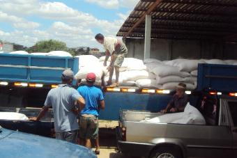 CONAB e APAEB realizam distribuição de milho