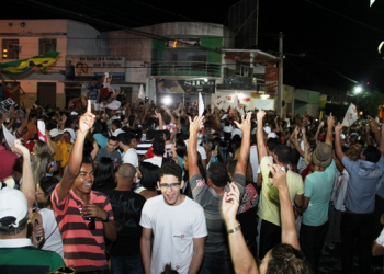 Petistas estão nas ruas comemorando a vitória de Assis