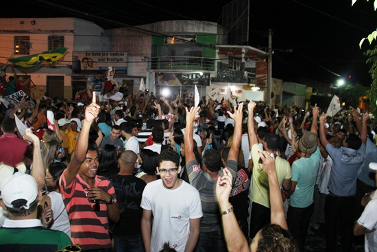 Petistas estão nas ruas comemorando a vitória de Assis