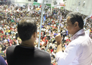 Na presença de Rui Costa, correligionários de Renato Souza (PP) invadem comício de Assis (PT), provocam pânico, agressão e atos de vandalismo.(Veja o vídeo)