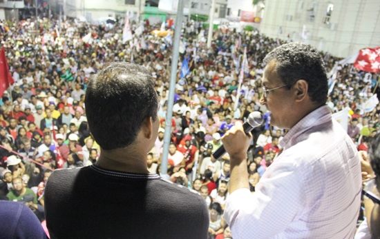 Na presença de Rui Costa, correligionários de Renato Souza (PP) invadem comício de Assis (PT), provocam pânico, agressão e atos de vandalismo.(Veja o vídeo)